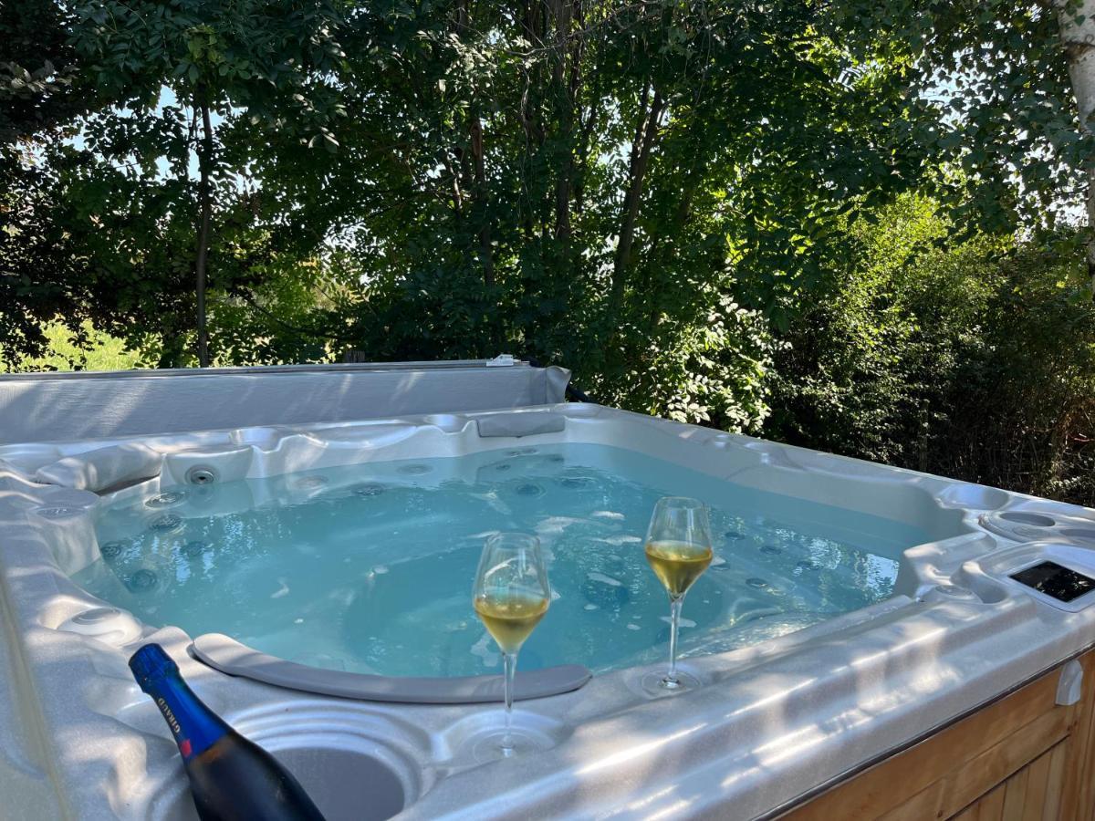 Gite De Charme 5 Etoiles Pour Couple Avec Sauna Et Jacuzzi Exterieurs Privatifs Peaugres Exterior photo